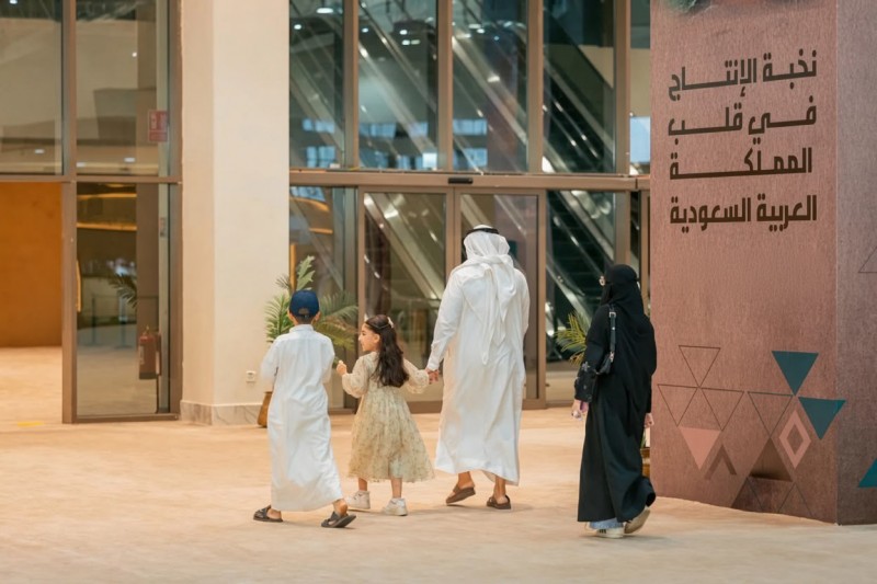 إقبال لافت على المزاد الدولي للصقور في الجمعة الأخيرة قبل الختام