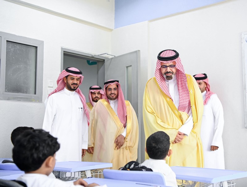نائب أمير منطقة جازان يشهد عودة طلبة التعليم العام إلى مقاعد الدراسة