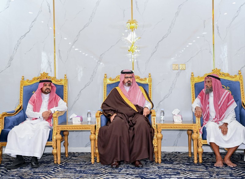 نائب أمير منطقة جازان يقدم واجب العزاء لشيخ آل مسفوه في وفاة والده
