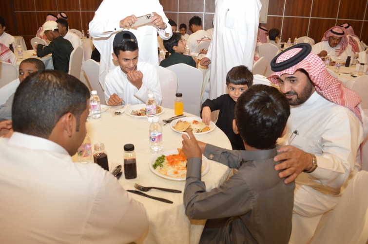 محافظ محايل يشارك الأيتام بإفطار "جمعية رفق" الرمضاني الثالث