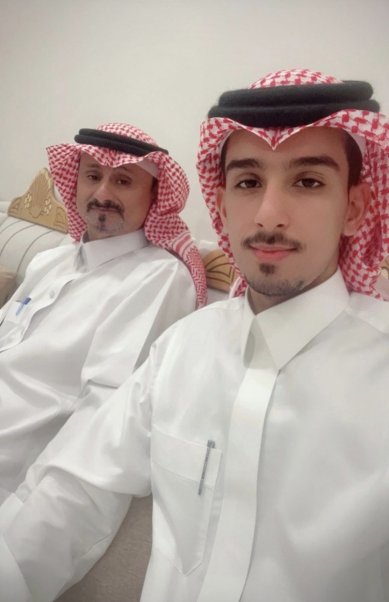 المذيع" علي الحُمدي يزور الإعلامي عبدالله مشهور للتهنئة بعيد الأضحى المبارك