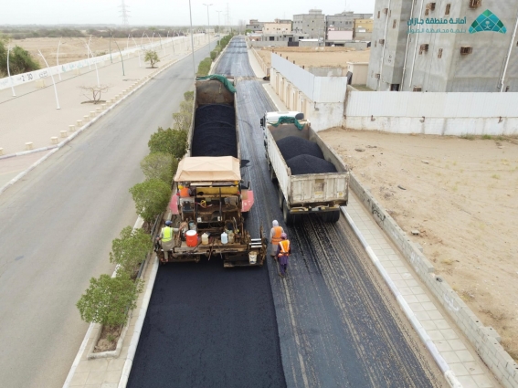 بلدية محافظة الطوال بمنطقة جازان تجري أعمال صيانة وسفلتة للطرق