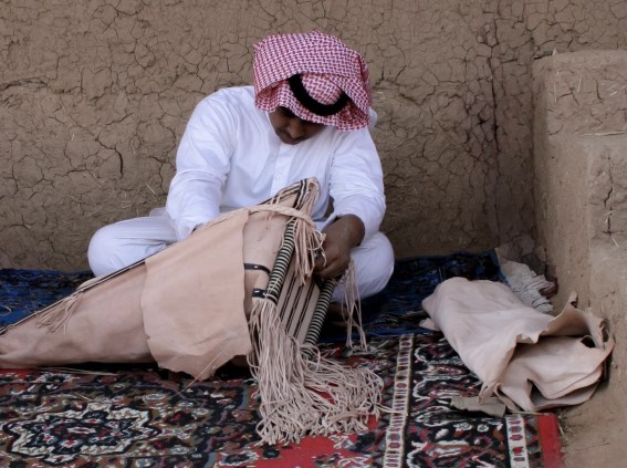 الصناعات الجلدية... موروث شعبي يعبر عن الحرفية والأصالة في نجران