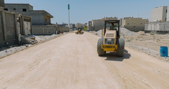 بلدية القطيف تواصل أعمال صيانة ورفع كفاءة الطرق بعدد من الأحياء وتطوير الواجهة البحرية بسيهات