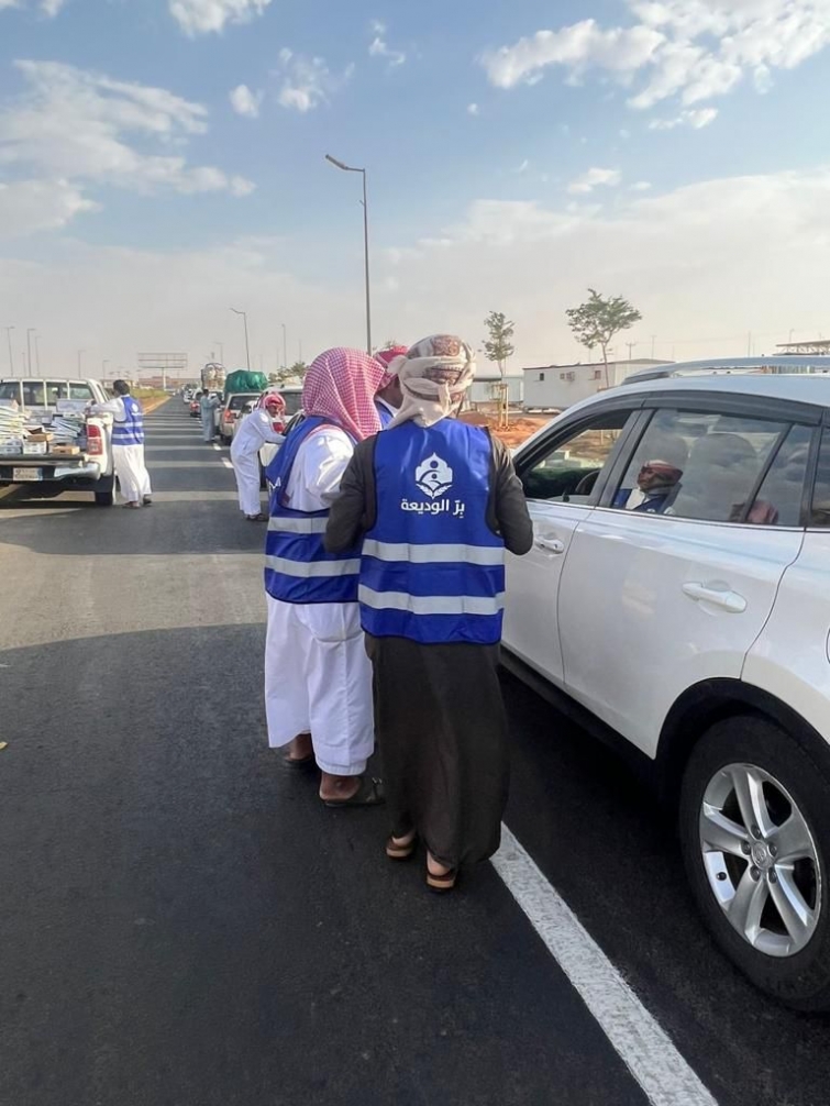 بر الوديعة توزع سقيا الماء والتمور على المسافرين عبر منفذ الوديعة