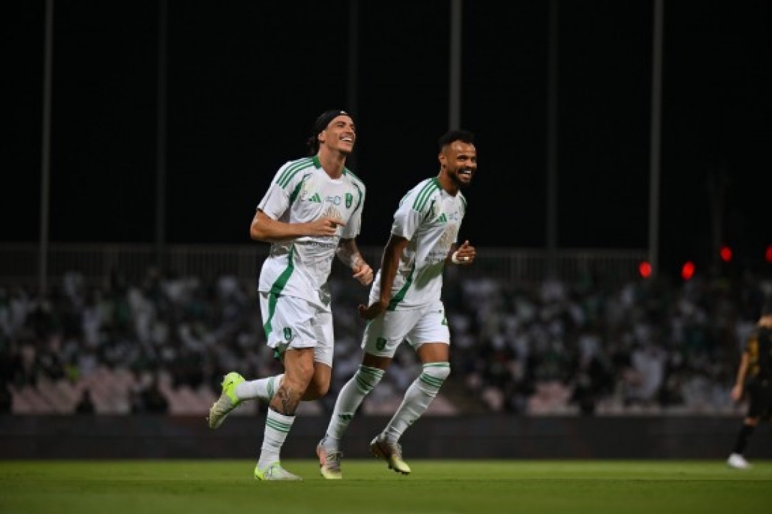 الأهلي يرمي بالوحدة في دائرة الخطر بثلاثية مثيرة