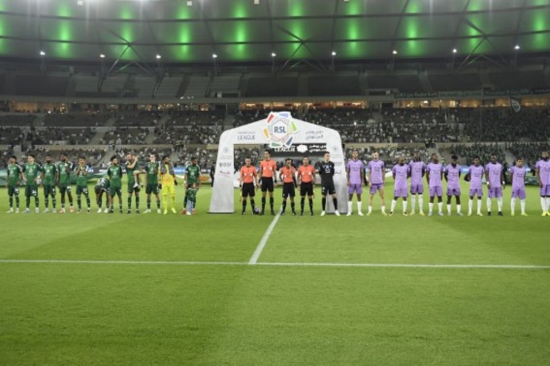 "الأهلي يكتسح الخلود برباعية ويواصل تألقه في دوري روشن السعودي"