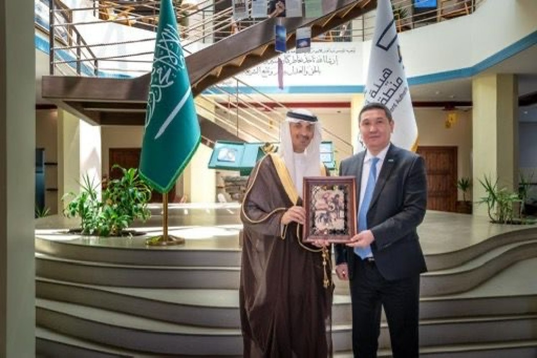 سفير كازاخستان يطّلع على “قمم وشيم” خلال زيارته لهيئة تطوير عسير
