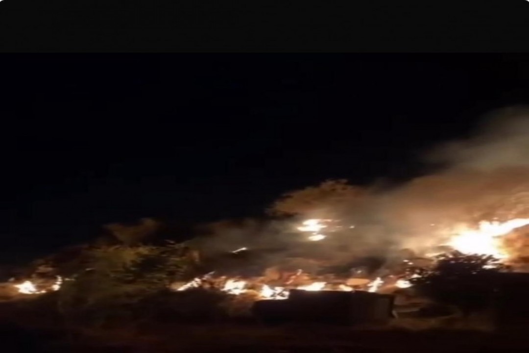 محافظ بارق يشرف ميدانيًا على جهود إخماد حريق جبل أثرب.