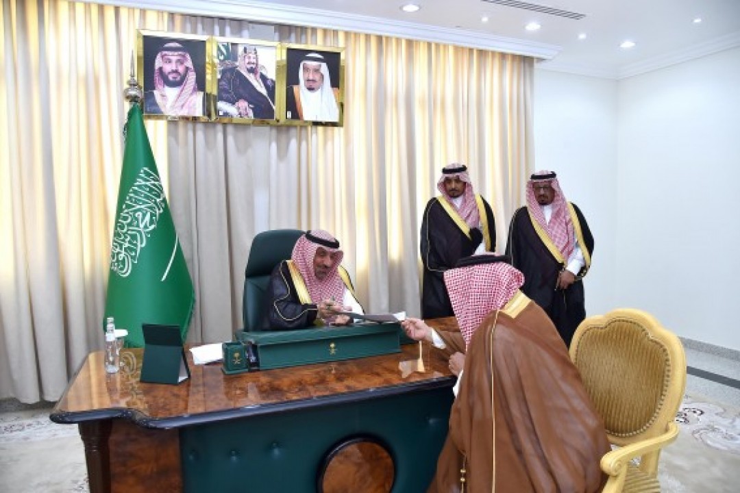 أمير نجران يستقبل مشايخ شرورة ويشيد بدعم القيادة للتنمية