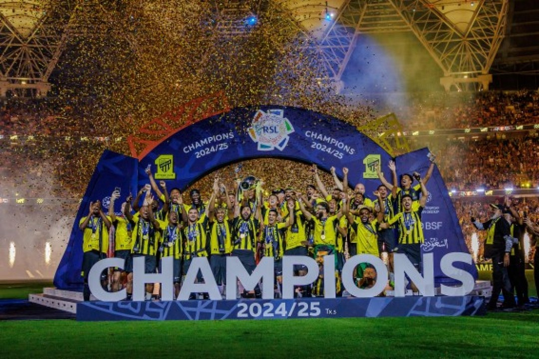 سمو وزير الرياضة يتوج نادي الاتحاد بكأس دوري روشن السعودي للمحترفين