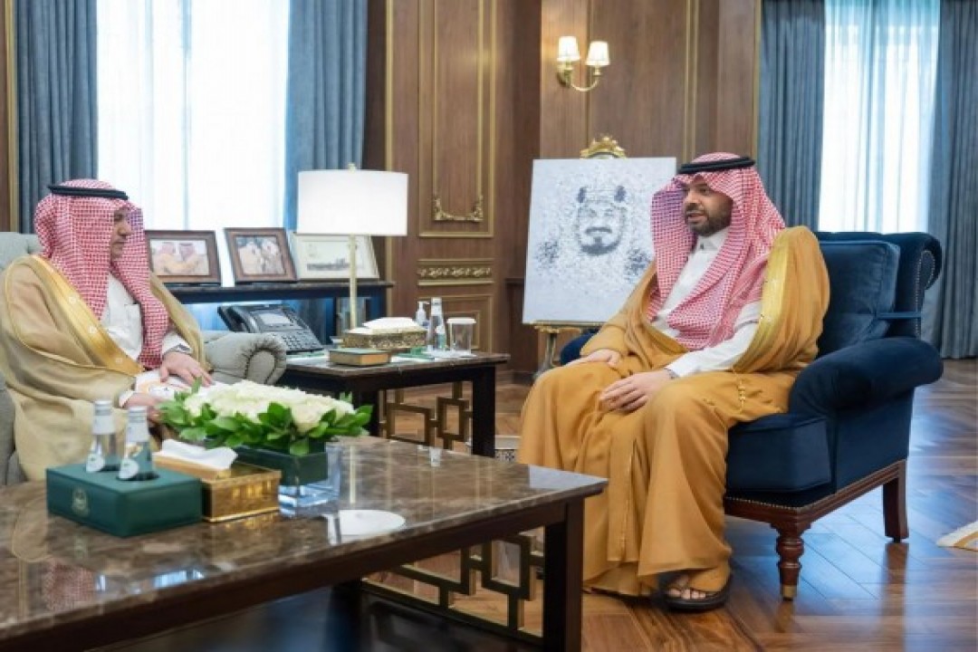 أمير الحدود الشمالية يستقبل رئيس نادي عرعر ويطلع على خطط النادي