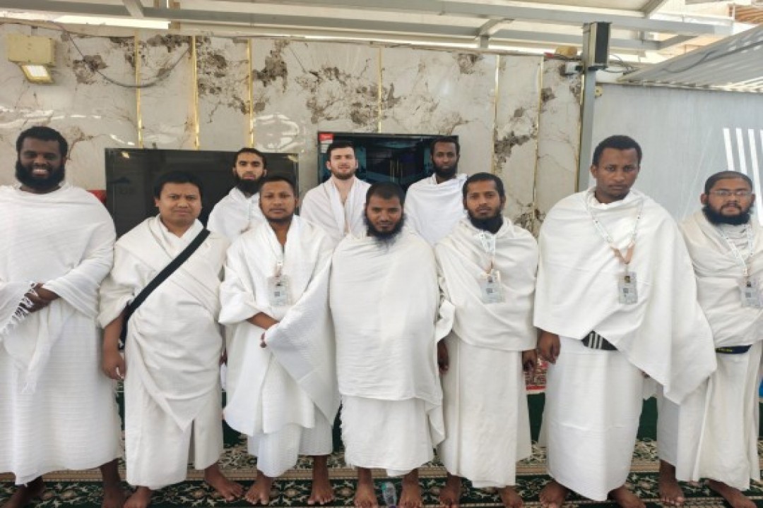 200 طالب وطالبة من طلاب المنح الدوليين بجامعة أم القرى يؤدون فريضة الحج