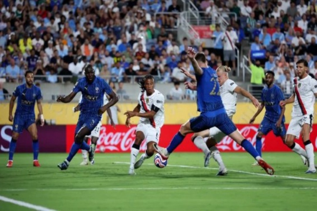 رئيس الاتحاد الآسيوي يشيد بالهلال بعد إقصائه مانشستر سيتي