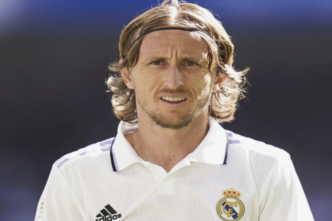ميلان يُبرم صفقة ذهبية.. أليجري يعلن التوقيع مع لوكا مودريتش