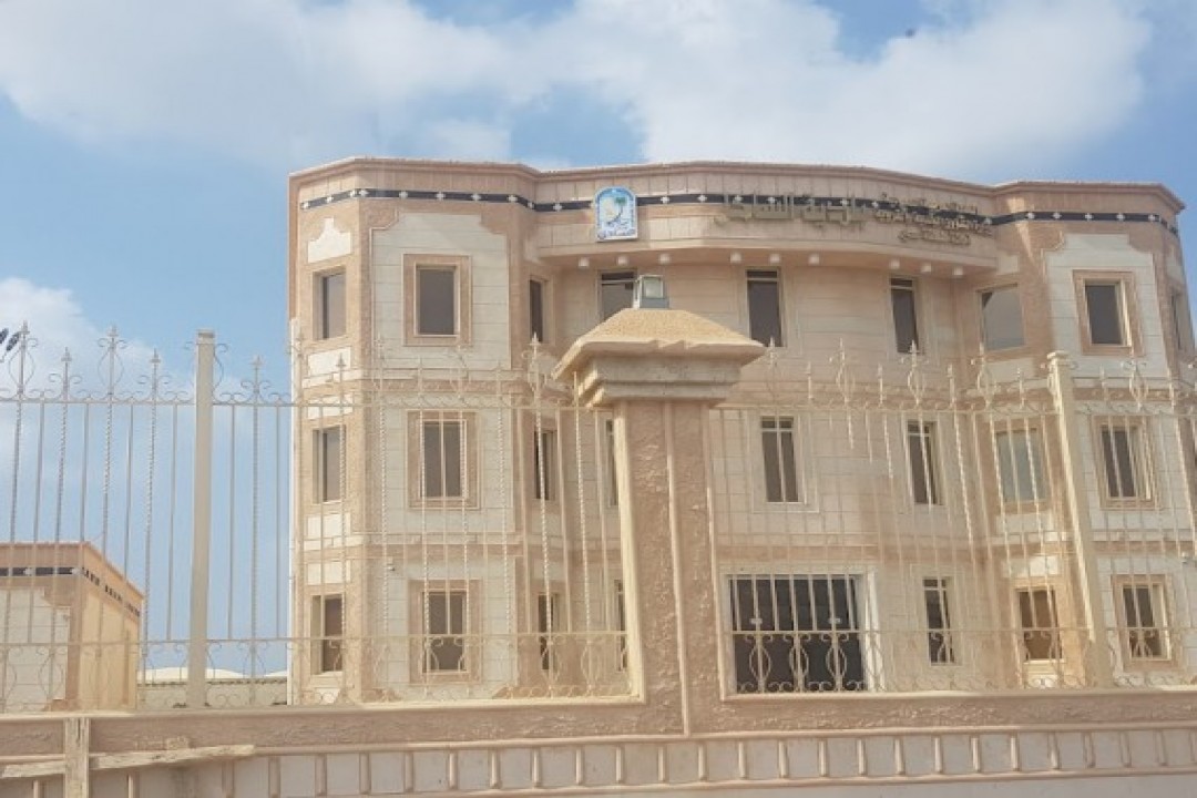 بلدية الساحل تُنير مركز عمق وقرية قيلة بـ210 أعمدة إنارة