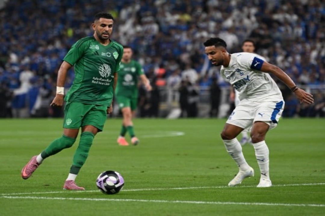 بطل آسيا يلحق بالهلال بعد تأخره بثلاثية