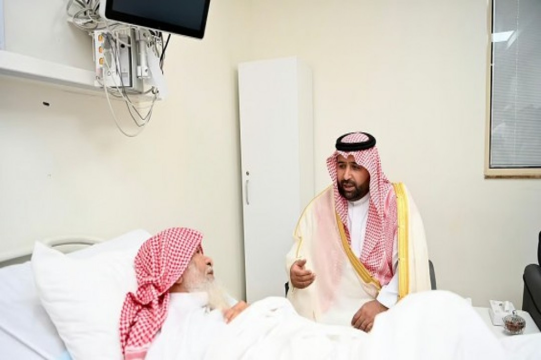 أمير جازان ونائبه يزوران الشيخ علي بن شيبان العامري للاطمئنان على صحته