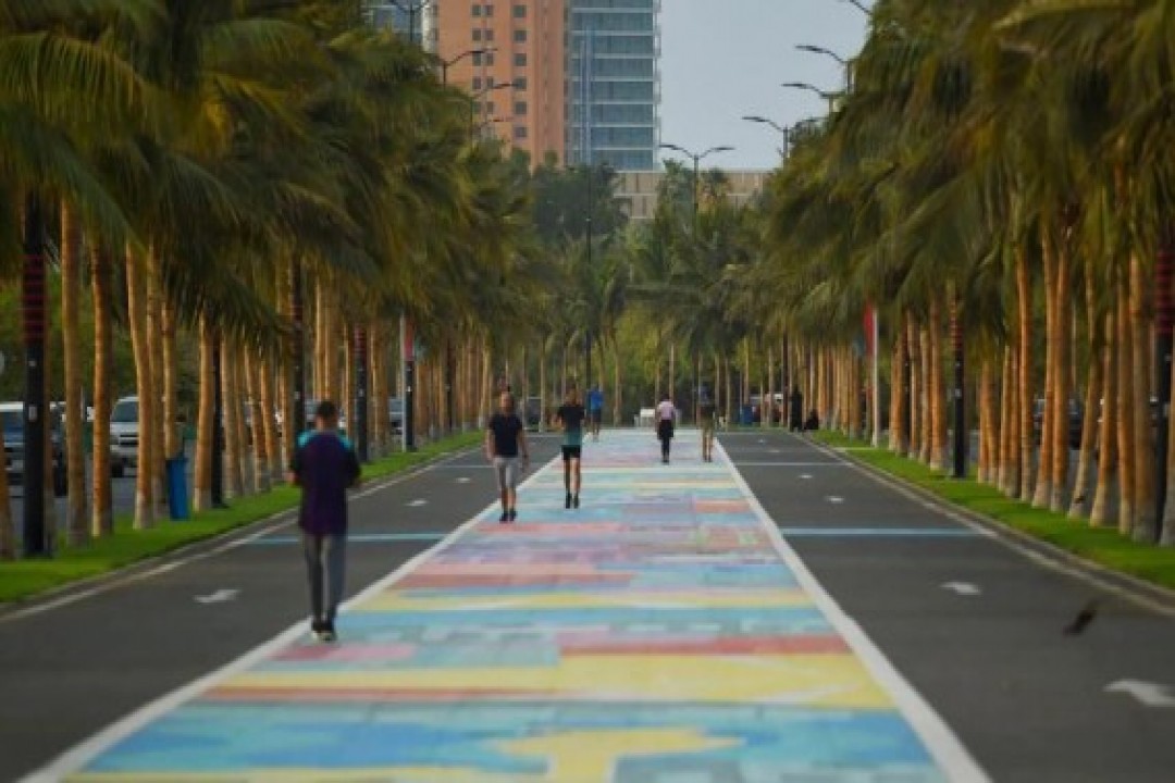 إقبال متزايد على رياضتي المشي والجري في كورنيش جدة