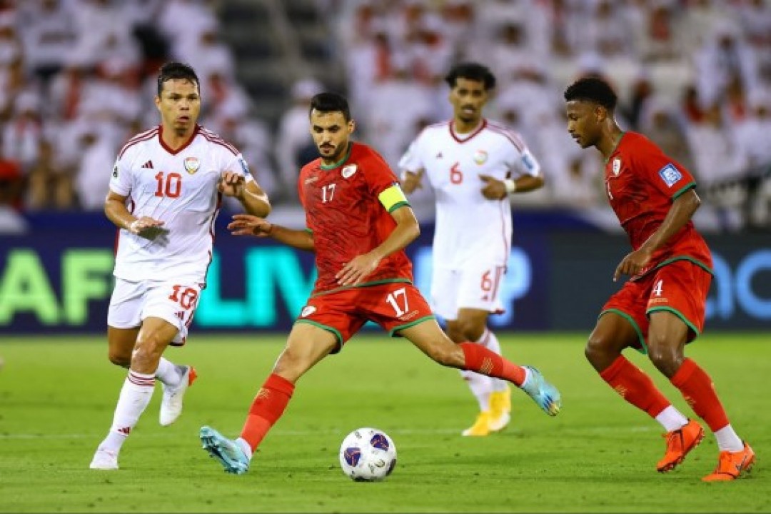 الأبيض الإماراتي ينتصر على عمان ويقترب من التأهل لكأس العالم