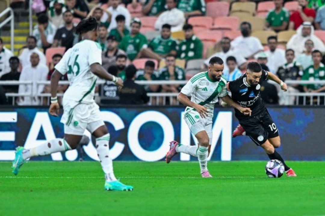 رغم الطرد.. الشباب يفرض التعادل على الأهلي