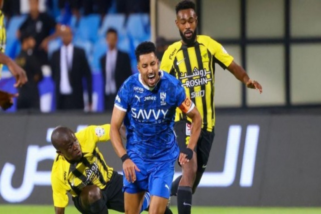 طاقم تحكيم أجنبي لقيادة كلاسيكو الإتحاد والهلال