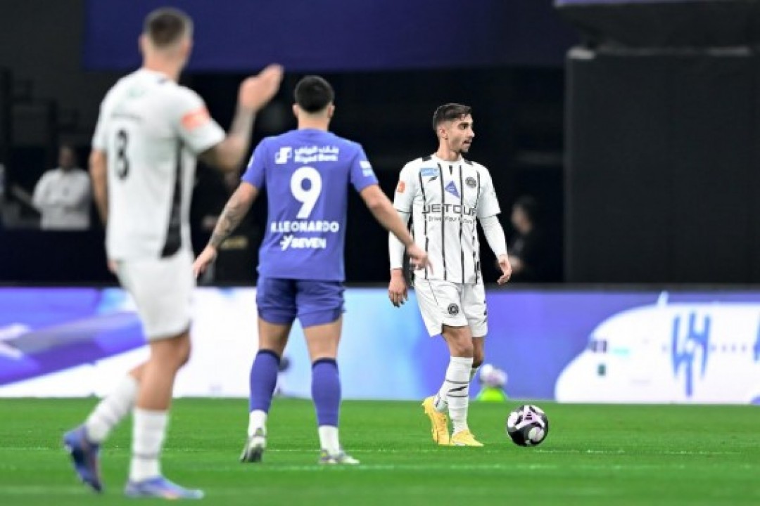 الهلال يحسم قمة الرياض ويواصل مطاردة الصدارة الهلال يحسم قمة الرياض ويواصل مطاردة الصدارة