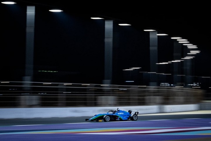 ليندبلوم يتصدر الجولة الثالثة من فورمولا 4 بجدة