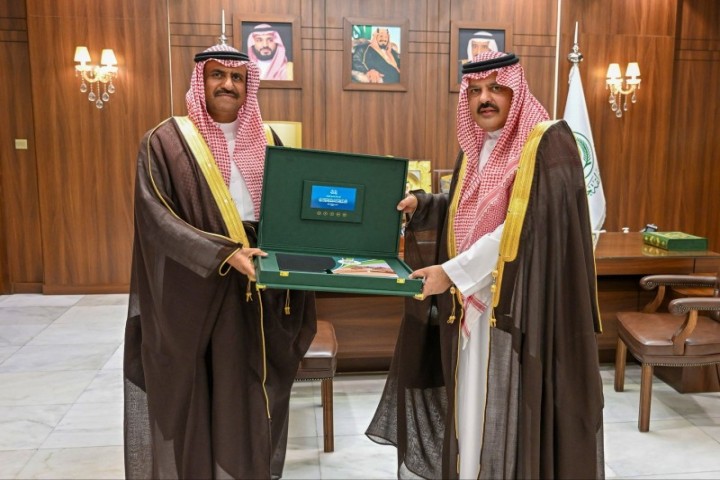 أمير حائل يستقبل محافظ الغزالة ويتسلم التقرير السنوي للإدارات الحكومية