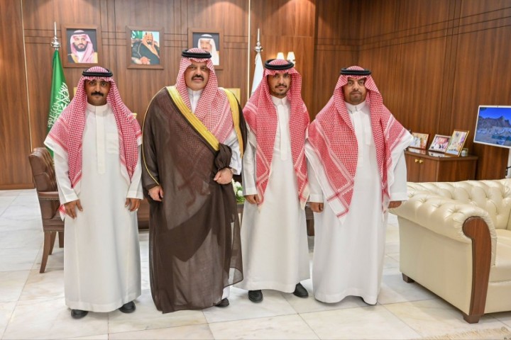 سمو أمير منطقة حائل يستقبل مواطنين لإنقاذهم حياة وافدين صينيين أثناء السيول