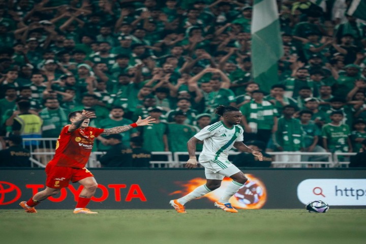 الأهلي يتفوّق على القادسية بثنائية ويواصل نتائجه الإيجابية