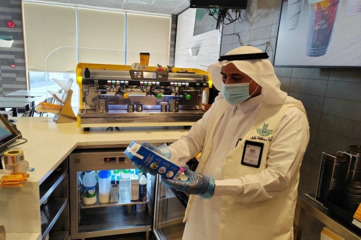 أكثر من 700 جولة رقابية على المنشآت الغذائية والتجارية تنفذها بلدية بقيق