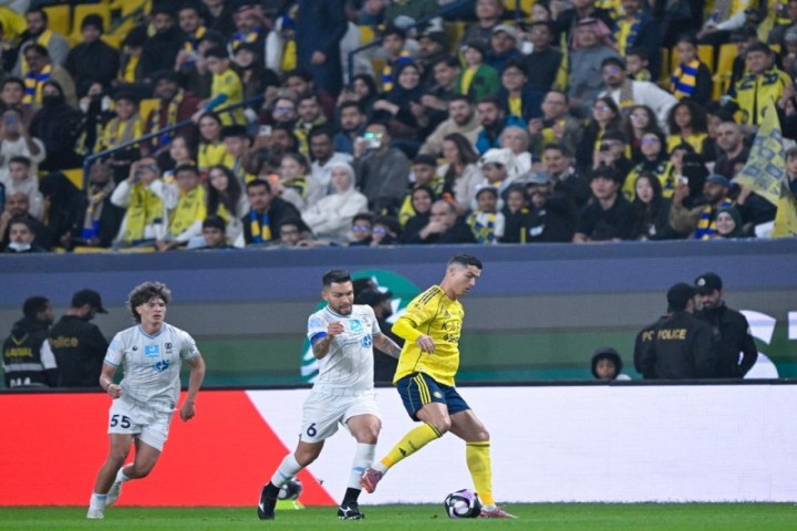 النصر يحسم لقاء الأخدود بثلاثية ويبتعد بالصدارة