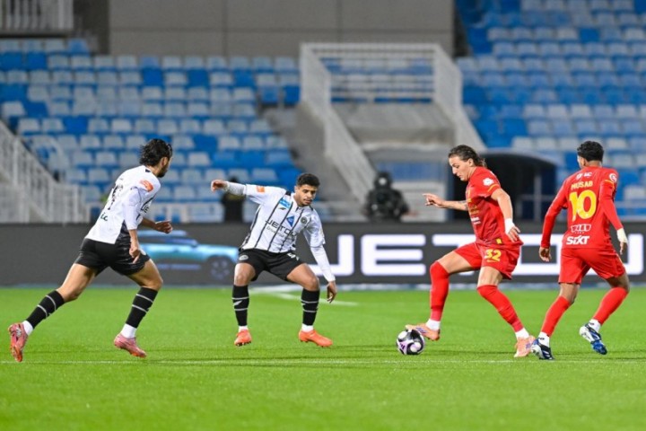 القادسية يتفوق على الشباب بثلاثية مثيرة في ختام العام