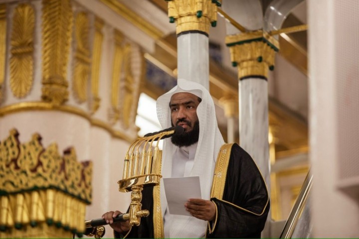 إمام المسجد النبوي يدعو لشكر نعمة الغيث والتفكر في الماء