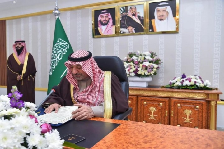 أمير نجران يتفقد مشروعات شرورة ويلتقي الأهالي