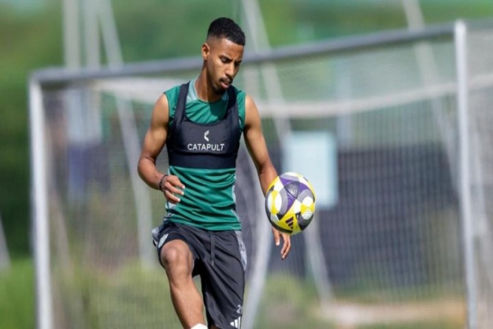 الأهلي يبدأ تأهيل محمد عبد الرحمن بعد إصابة الساق