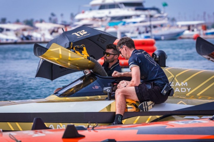 برادي يتصدر انطلاقة بطولة E1 في جدة