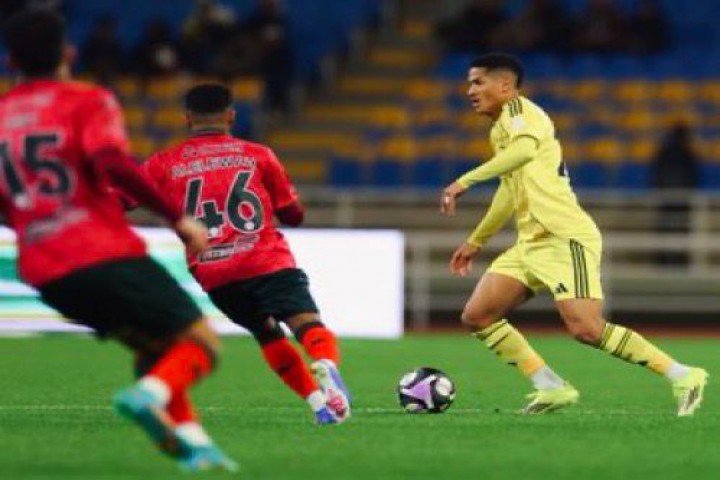 النصر يحسم المواجهة بثلاثية ويواصل مطاردة الصدارة