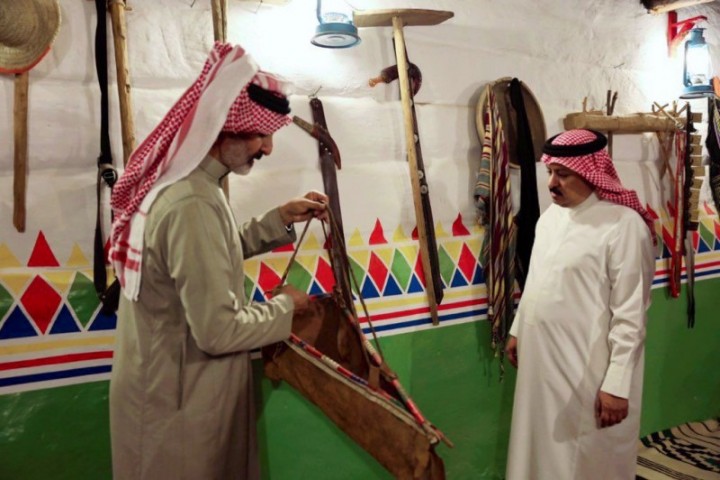 رئيس بلدية سراة عبيدة يقف على قصر ابن خماش الأثري بالعسران