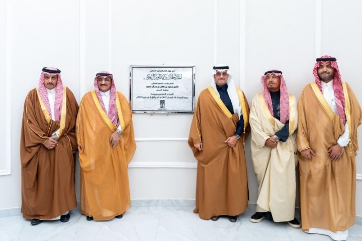 محافظ الأحساء يدشّن المركز الحضاري بمركز عريعرة