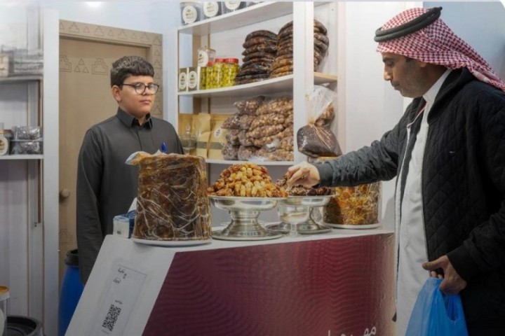 حلوة الجوف تتصدّر اهتمام الزوار في مهرجان دومة الجندل للتمور