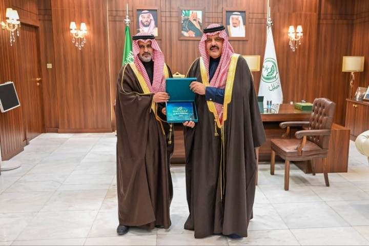 أمير حائل يستلم تقرير أداء "صحة المنطقة" لعام 2025