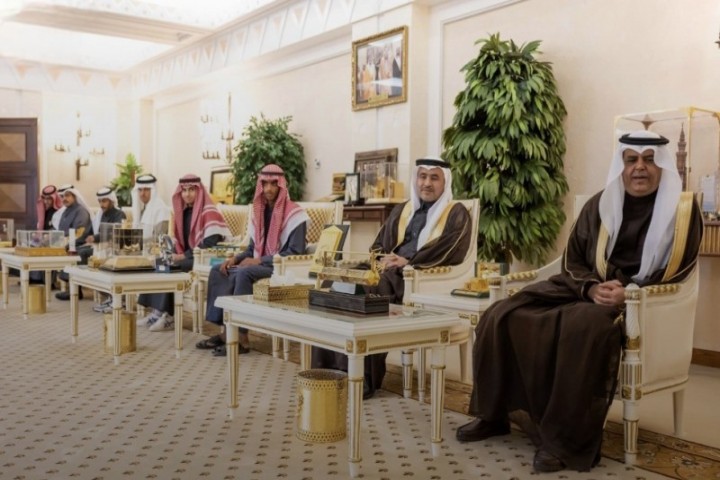 أمير القصيم يكرّم طلاب المنطقة الفائزين بجوائز وطنية