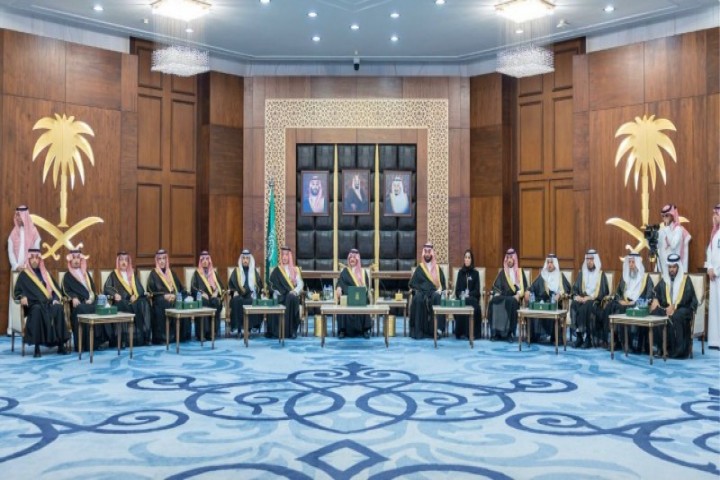 أمير المنطقة الشرقية يكرّم الفائزات بجائزة الأم المثالية