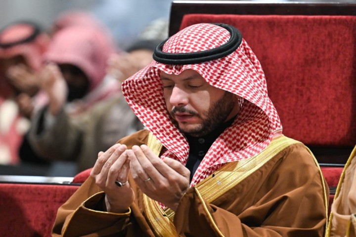 محافظ الطائف يشهد صلاة الاستسقاء