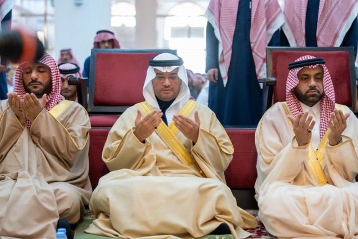 سمو محافظ الأحساء يؤدي صلاة الاستسقاء