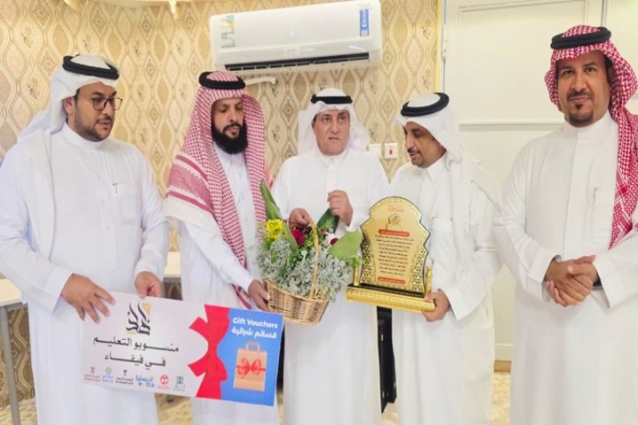 منسوبو تعليم فيفاء يكرّمون عدداً من القيادات التعليمية المتقاعدة