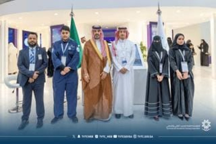 متدربة سعودية تستعرض ابتكارًا طبيًا في الدفاع العالمي 2026