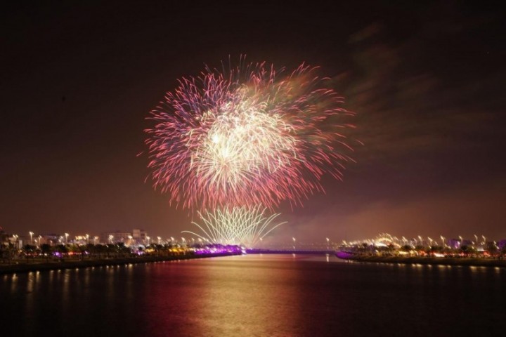 انطلاق مهرجان الزهور الخامس في القطيف وسط أجواء احتفالية وألعاب نارية